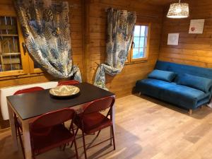 Posezení v ubytování Les Chalets De Lozzi