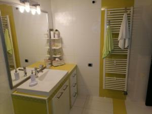 een badkamer met een wastafel en een spiegel bij Apartment Ena in Kukuljanovo