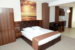 希典钻石希典公寓的卧室里有一张大床，墙上挂着一幅画