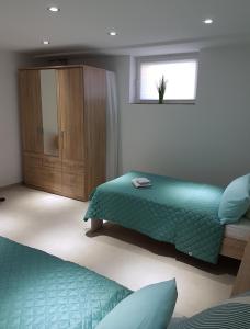 ein Schlafzimmer mit einem grünen Bett und einem Fenster in der Unterkunft Avantgarde in Euskirchen