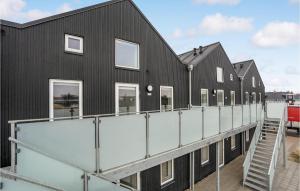 una fila de edificios negros con ventanas blancas en Cozy Apartment In Ringkbing With Kitchen, en Ringkøbing