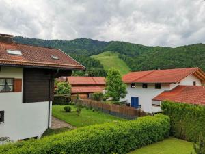 grupa domów z górami w tle w obiekcie Gipfelblick am Wössner Bach w mieście Unterwössen