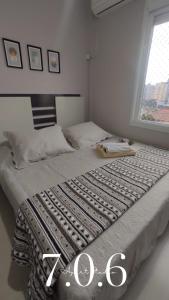 a bedroom with a bed with the word zeus on it at Cidade Baixa Apart Studio Encantador in Porto Alegre