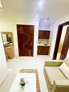 un soggiorno con divano e tavolo di دريم العليا للوحدات السكنية a Al Khobar