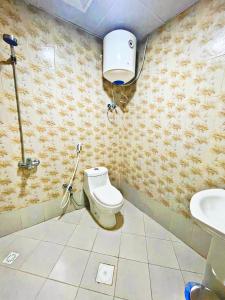 La salle de bains est pourvue de toilettes et d'un lavabo. dans l'établissement دريم العليا للوحدات السكنية, à Khobar