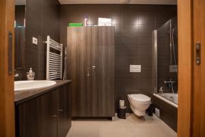 a bathroom with a sink and a toilet and a tub at Residência Bela Vida in São Martinho do Porto +16 photos