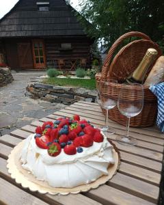 a cake on a table with two glasses of wine at Chata Evka in Ružomberok