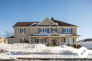 una casa con nieve delante en Mannys place, en Nepean