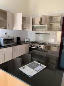 Η κουζίνα ή μικρή κουζίνα στο ADRIEL HOMES APARTMENT NYARuTARAMA