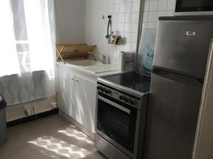 Il comprend une cuisine équipée d'une cuisinière en acier inoxydable et d'un évier. dans l'établissement Avec un minimum de 3 nuits Studio 80 m de la mer et 300 m des commerces, au Tréport