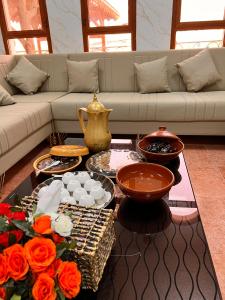 a living room with a couch and a coffee table at Shorfet Al Alamin Hotel in Al Ḩamrāʼ