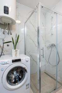 une machine à laver dans une salle de bain avec douche dans l'établissement Nomad Dubrovnik + free parking, à Dubrovnik