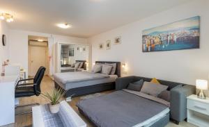 un salon avec deux lits et un canapé dans l'établissement Nomad Dubrovnik + free parking, à Dubrovnik