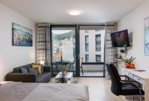 een slaapkamer met een bed en een woonkamer bij Nomad Dubrovnik + free parking in Dubrovnik