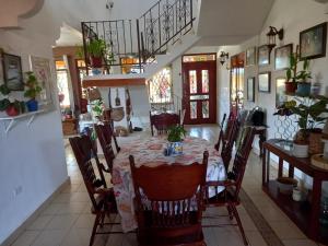 - une salle à manger avec une table et des chaises dans l'établissement Hostel Kimmell / Hostal Familiar La Casita De Los Kimmell, à Las Tablas