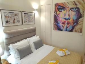 um quarto com uma pintura de um leão na parede em Santa Catarina Patio Apartment - com possibilidade Parking no Porto