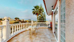 een wit balkon met een tafel en stoelen erop bij Estudio en la playa con spa opcional in Gran Alacant