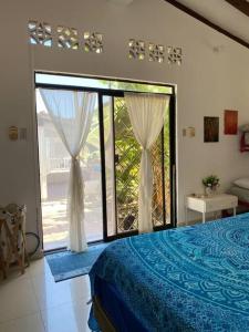 a bedroom with a bed and a large window at Casa Albatros (Playa-Esmeraldas) in Tonsupa