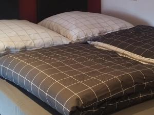 un letto con due cuscini sopra di Ferienwohnung am Niederrhein a Kevelaer