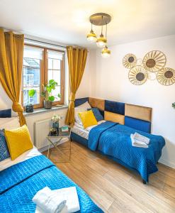 een slaapkamer met twee bedden en een raam bij Apartament Blue Diamond in Karpacz