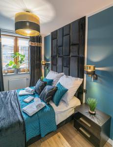 een slaapkamer met een groot bed met blauwe muren bij Apartament Blue Diamond in Karpacz +8 foto's
