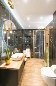 een badkamer met wastafel en douche bij Apartament Blue Diamond in Karpacz