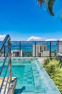 una piscina con vistas al océano en Maravilhoso studio - Ponta Verde, en Maceió