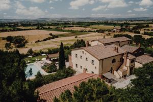 una vista aérea de una villa con una casa grande en Poggio Martino, en Cignano