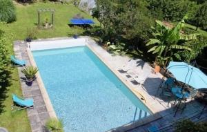 an overhead view of a swimming pool with chairs at Cookie home in Dolomieux