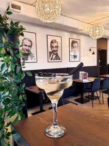 kieliszek martini na stole w restauracji w obiekcie VANTA Business Center w mieście Skawina
