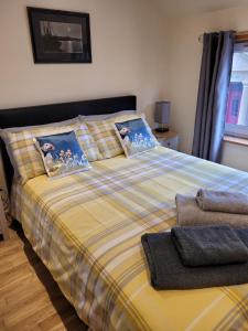 ein Bett mit zwei Kissen darauf in einem Schlafzimmer in der Unterkunft Orkneyinga in Kirkwall