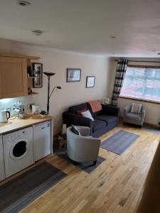 uma sala de estar com um sofá e uma mesa em Orkneyinga em Kirkwall
