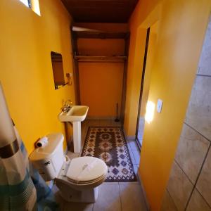 łazienka z toaletą i umywalką w obiekcie Playa San Diego Beachfront Rentals w mieście Managua