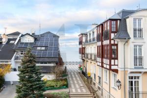 eine Reihe von Häusern mit Sonnenkollektoren auf ihren Dächern in der Unterkunft Apartament Nadbrzeżna de luxe in Mielno