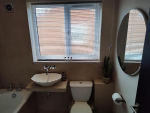 Ένα μπάνιο στο Wentworth Drive Contractor and family 3 bed Home Grantham +7 φωτογραφίες