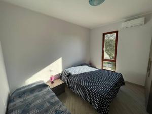 a bedroom with two beds and a window at Moderno trilocale a 20 metri dal mare in San Vincenzo