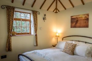 um quarto com uma cama e uma janela em Manor House Stables, Martin - lovely warm cosy accommodation near Woodhall Spa em Martin