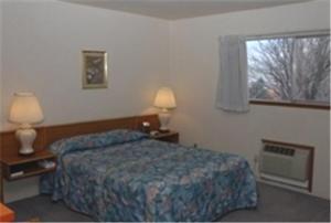 韋納奇的住宿－韋納奇大道汽車旅館，酒店客房设有床和窗户。