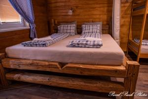 2 letti su piattaforma di legno in cabina di Penzion Kera a Rosice