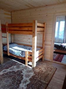 Zimmer mit 2 Etagenbetten in einer Hütte in der Unterkunft Гостевой дом Темирлан in Kegeti
