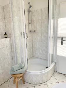 eine Duschkabine im Bad mit einem Waschbecken und einem Stuhl in der Unterkunft Turmresidenz 6 KaMare - 300m zum Strand in Scharbeutz