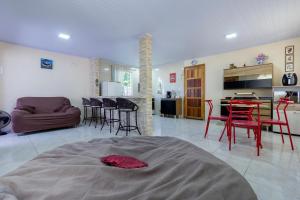 a living room with a bed in the middle of a room at Sobrado da Vila, 1km Centro, ideal Trabalho e Passeio in Morretes