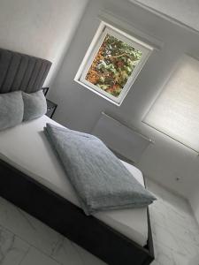 - une chambre avec un lit et une fenêtre au plafond dans l'établissement M & E Ferienwohnung, à Bad Mergentheim