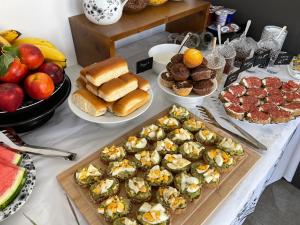 un buffet con muchos tipos diferentes de comida en una mesa en Hotel Platon en Sarandë