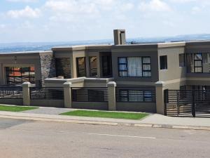 una casa grande al lado de una calle en Mohau Accommodation, en Elandsfontein