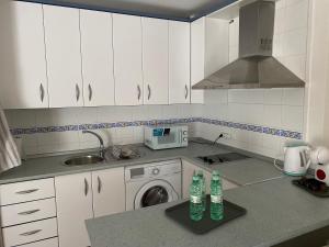 A kitchen or kitchenette at APARTAMENTO PLAZA ESPAÑA Még 11 kép