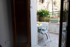 una mesa y una silla en el patio en La casa dei nonni, en Paola