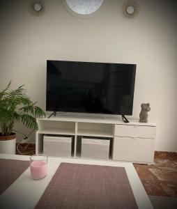 A television and/or entertainment centre at APARTAMENTO PLAZA ESPAÑA