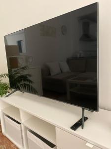 A television and/or entertainment centre at APARTAMENTO PLAZA ESPAÑA