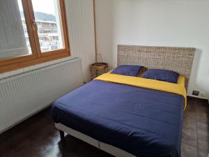 Ένα ή περισσότερα κρεβάτια σε δωμάτιο στο Place Royale pour 10 à 12 personnes à 30 mèt des pistes de Ski et Vtt